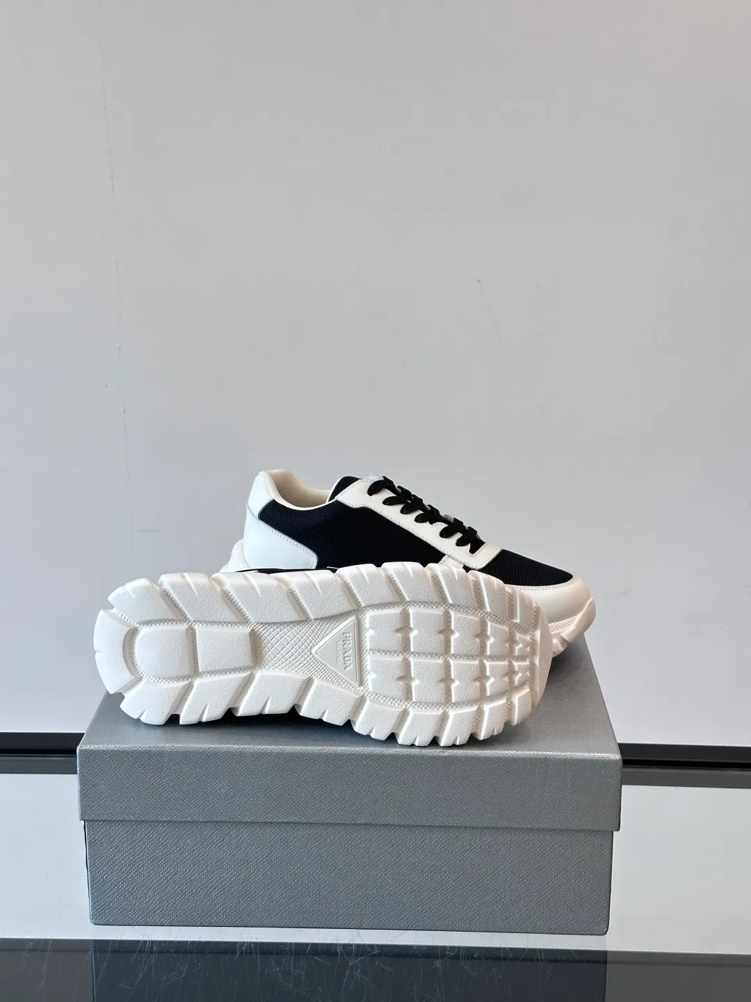 p440 "PRAD＊" men's new soft leather casual sneakers. This sneaker is made of Napa cowhide. The leather is soft and delicate, with a natural texture, which improves breathability. The rubber triangle logo on the outside embellishes the shoe body. The tongue and heel are decorated with brand letter logo details. Ultra-lightweight 6cm concave and convex rubber thick sole with PRADA letter logo on the side and cowhide lining. It feels comfortable on the foot and is exquisite and versatile! Size: 38-44 (45.46 customized)